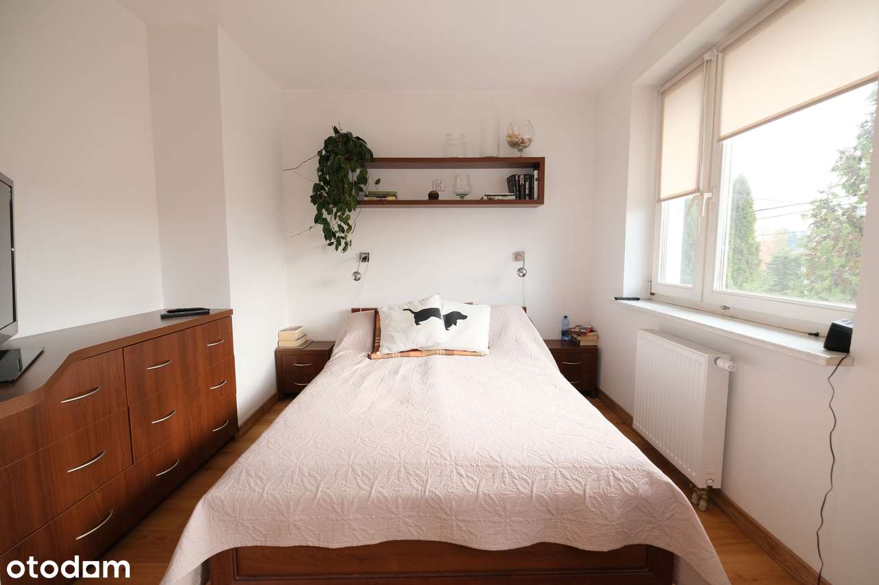 Klasyczny dom w zabudowie szeregowej na osiedlu Jaroszówka przy lesie-12