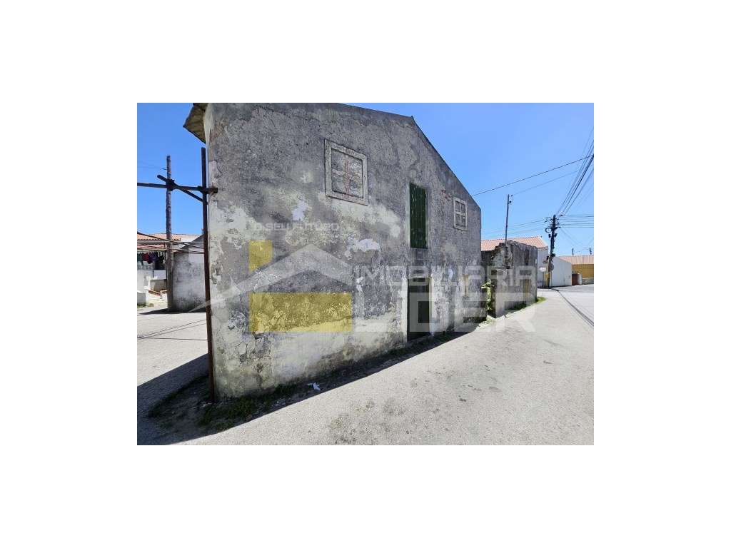'Prédio na Roussada destinado a Arrecadação e Arrumos com inscrição...-6