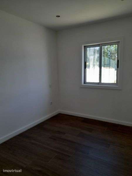 Casa para arrendar, pequena mas cheia de sol - Grande imagem: 5/9