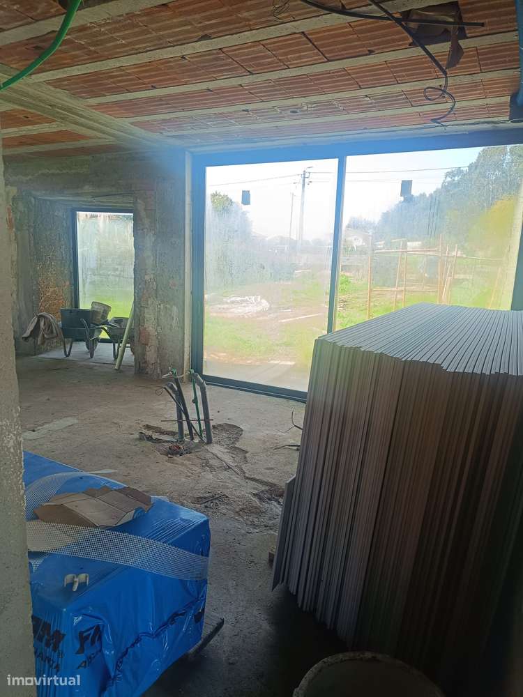 Moradia térrea isolada de 4 frentes em construção-13