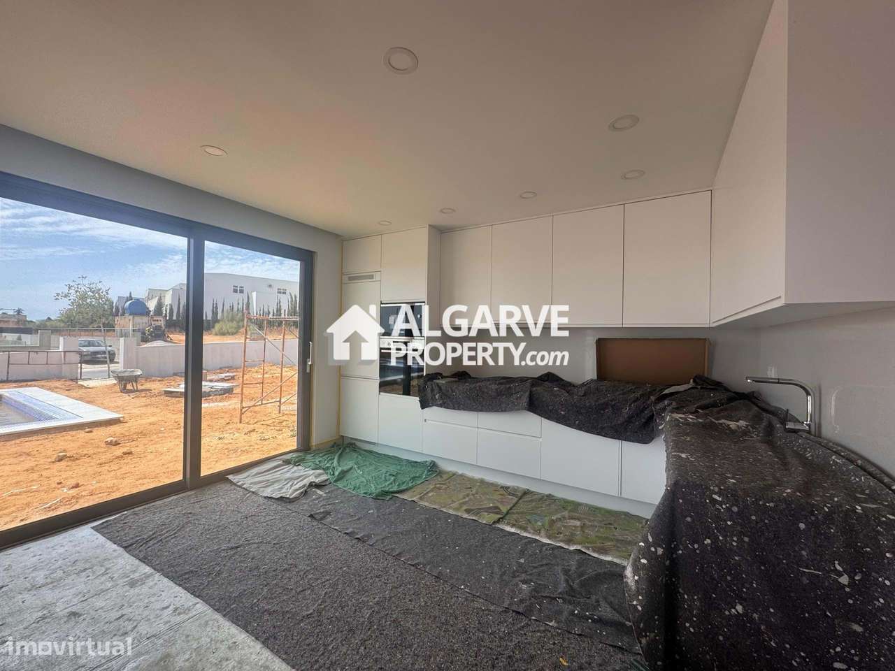 Moradia de Luxo T4 com Piscina e Vista Mar na Guia, Algarve-26