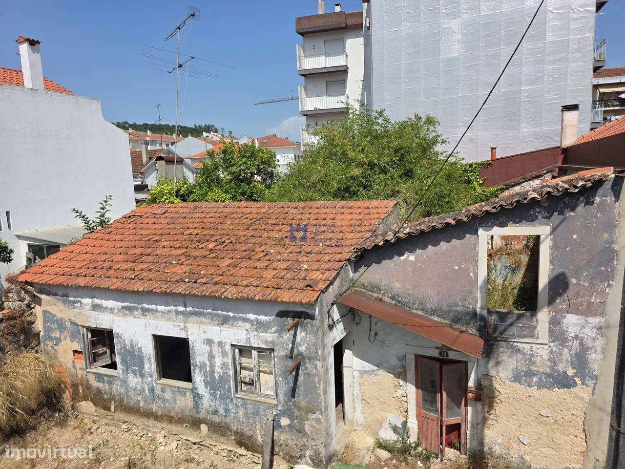 Moradia em ruina com logradouro Ourém-15