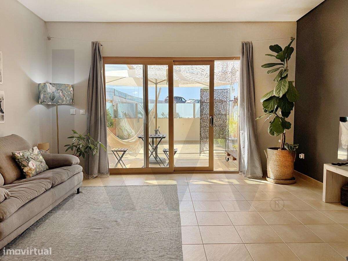 T1 junto à Praia de São Julião | 70 m2 + 42 m2 de pátio | Garagem para-3