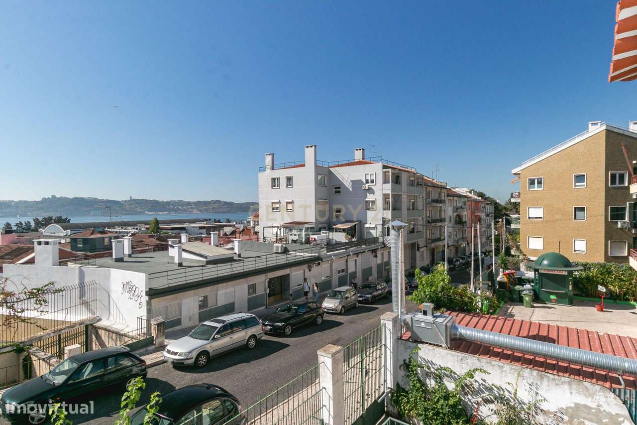 Terreno de 956m2 com duas moradias em Alcântara, Lisboa, uma T4 e T3-56