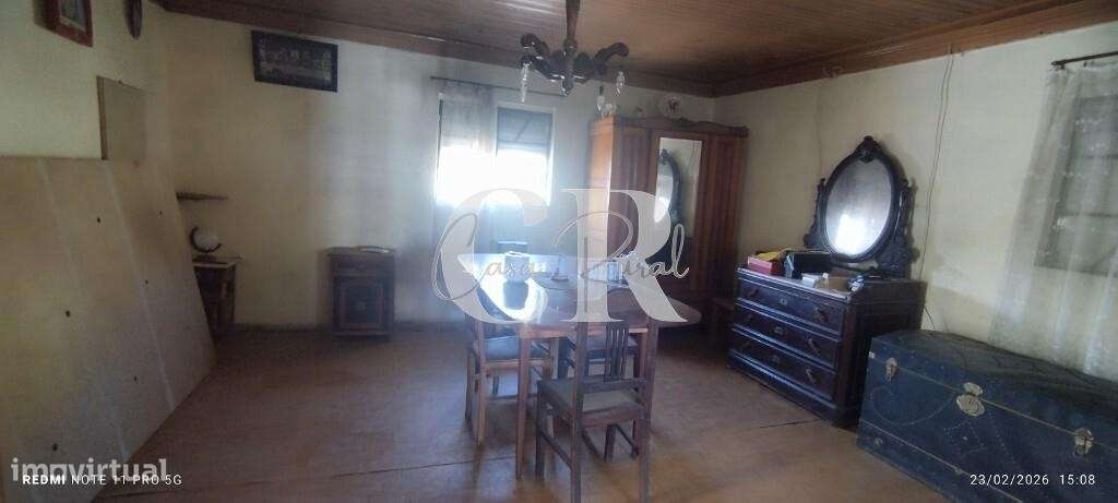 Moradia T3 com vários anexos, terreno e poço-18