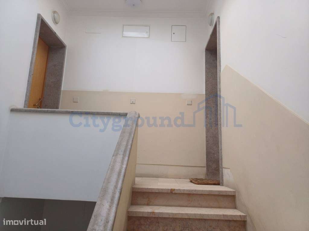 Excelente prédio renovado, de 10 fracções, em Benfica-20