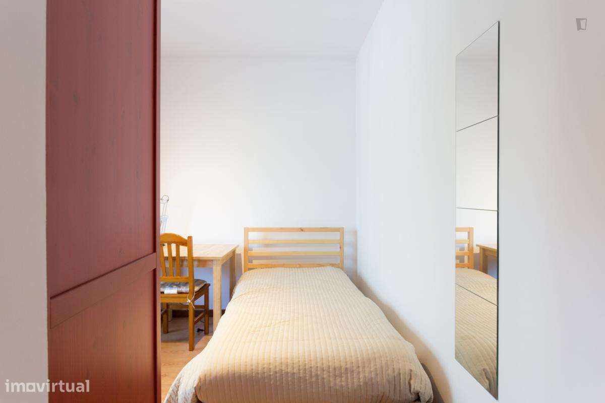 Quarto - localizado em Paranhos Porto - Grande imagem: 2/14