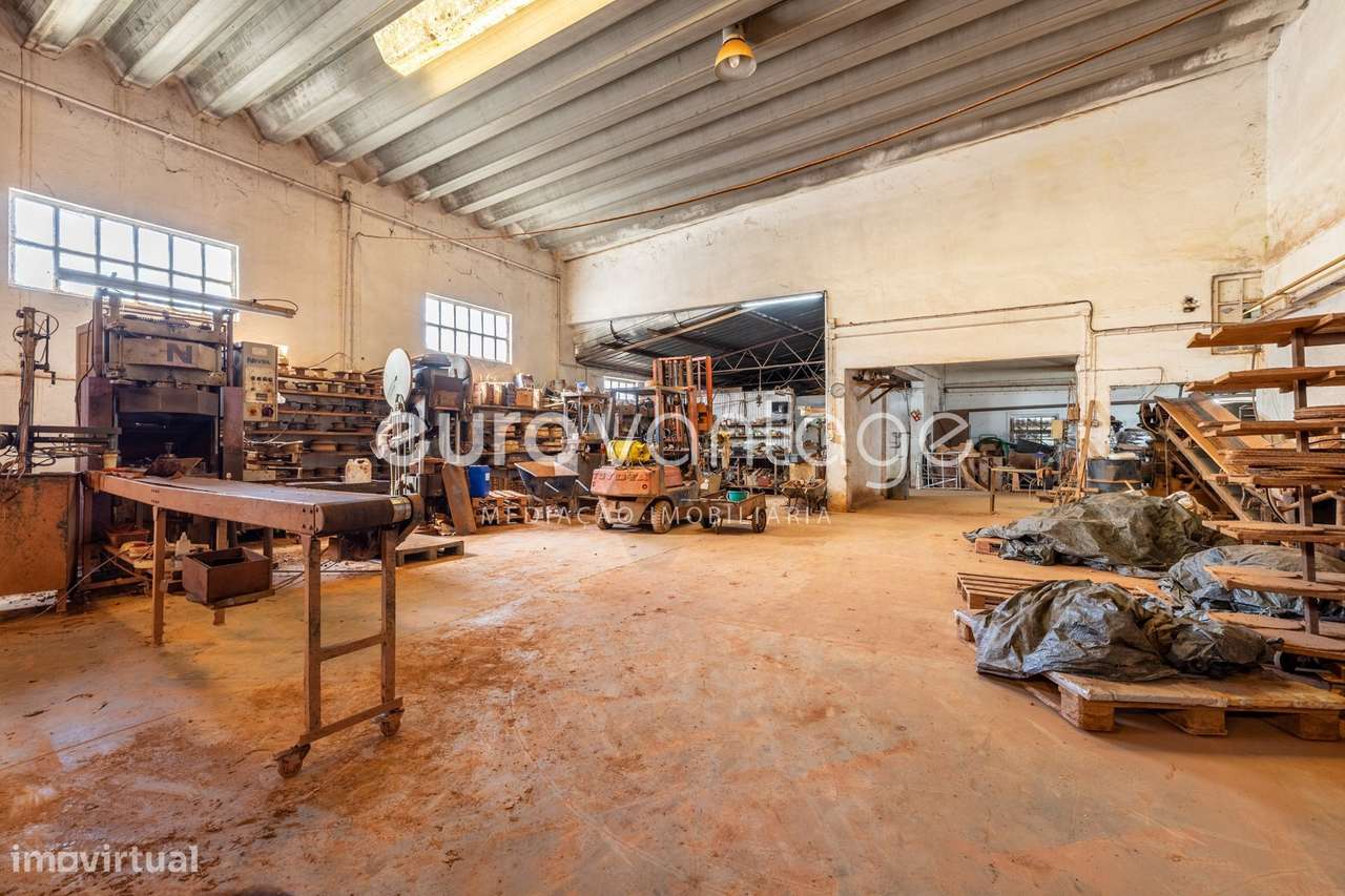 Pavilhão Industrial c/ 1.980 m² sito no Juncal-9