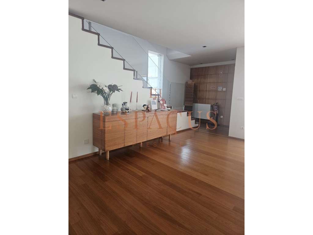 Moradia V4 com Vista Mar - Um Refúgio de Conforto e Elegância-17