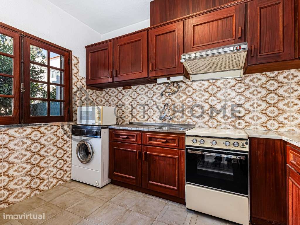 Moradia T2 +1 com garagem e espaço exterior-2