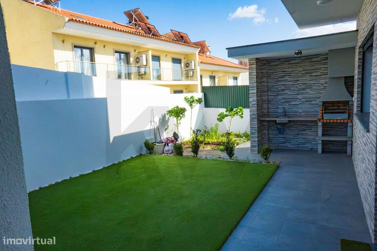 T3 Isolada em Famões: A Estreia Perfeita para a sua Família-43