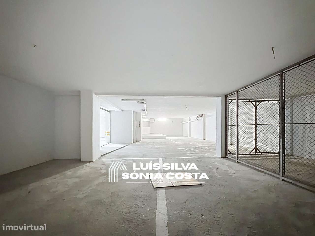 Garagem fechada c/ 166m2 & Estacionamento para 9 Carros no centro...-12