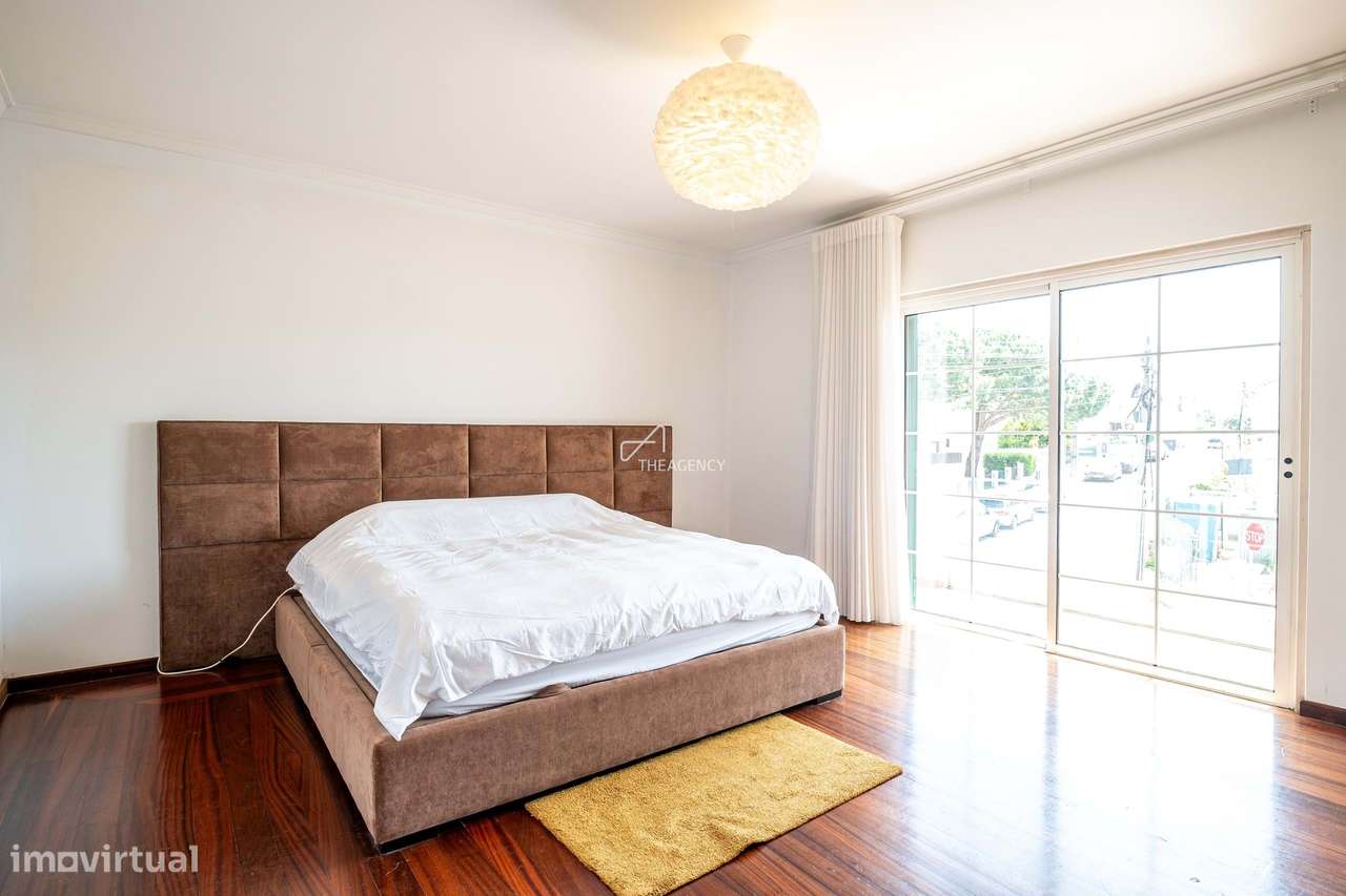 Moradia Independente no Estoril com 4 Quartos, Piscina e Garagem-11