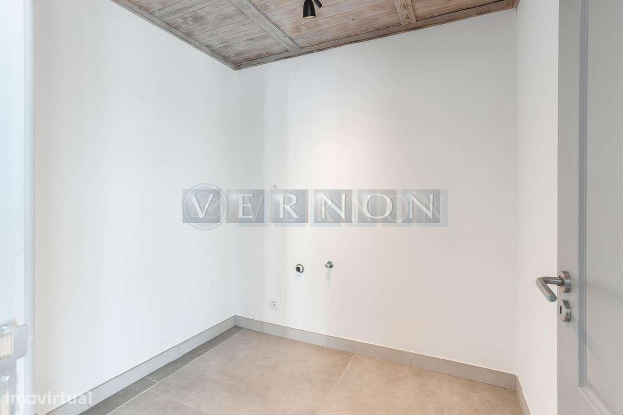 Moradia Renovada T4 com Vista Rio Arade, Piscina e 2.450 m² de Terreno-35