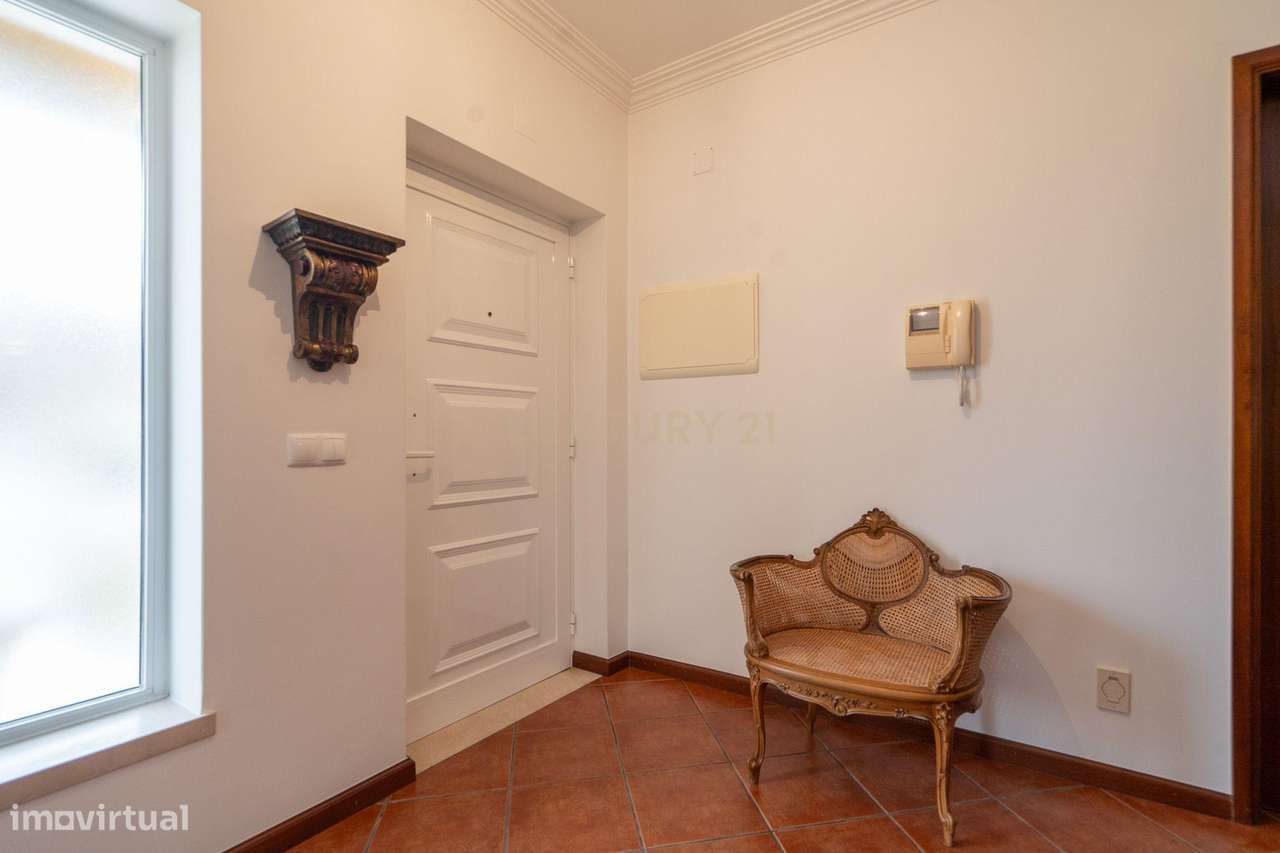 MORADIA T5 INDEPENDENTE COM GARAGEM, ANEXOS JARDIM E CHURRASQUEIRA, em - Grande imagem: 4/60