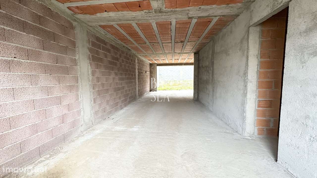 Moradia T3 em Estrutura com 3 Suítes em Lamaçães Braga-18