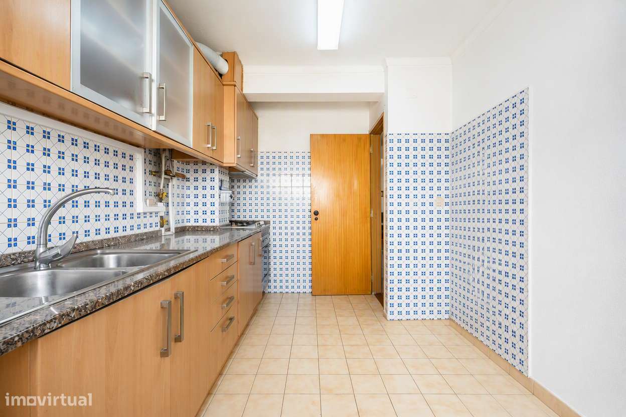 Apartamento T3 Duplex para remodelar em Alverca-12