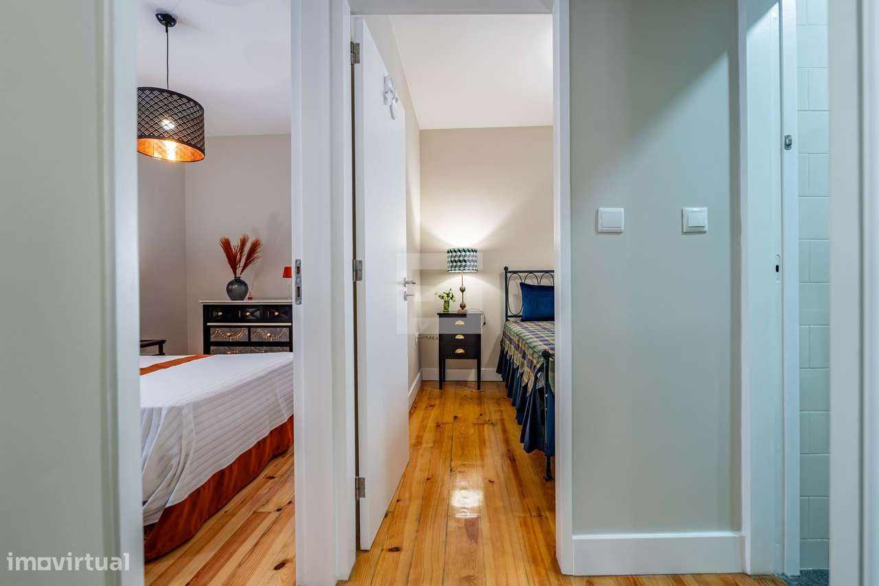 Apartamento T2  renovado e mobilado, com terraço, na Baixa do Porto - - Grande imagem: 3/16