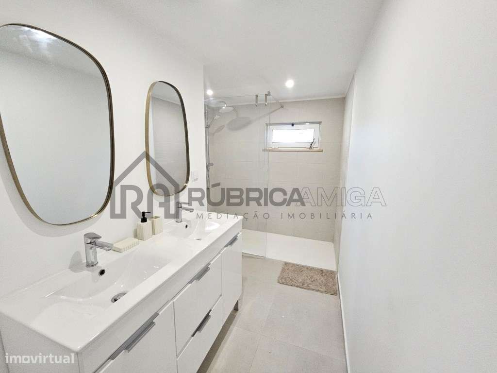 Moradia V2 em Loulé renovada com terraço e logradouro-10