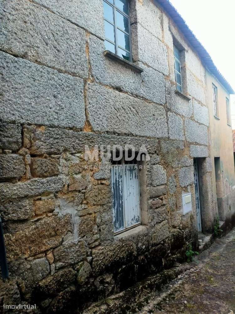 Duas moradias e uma garagem para venda em Gouveia-28