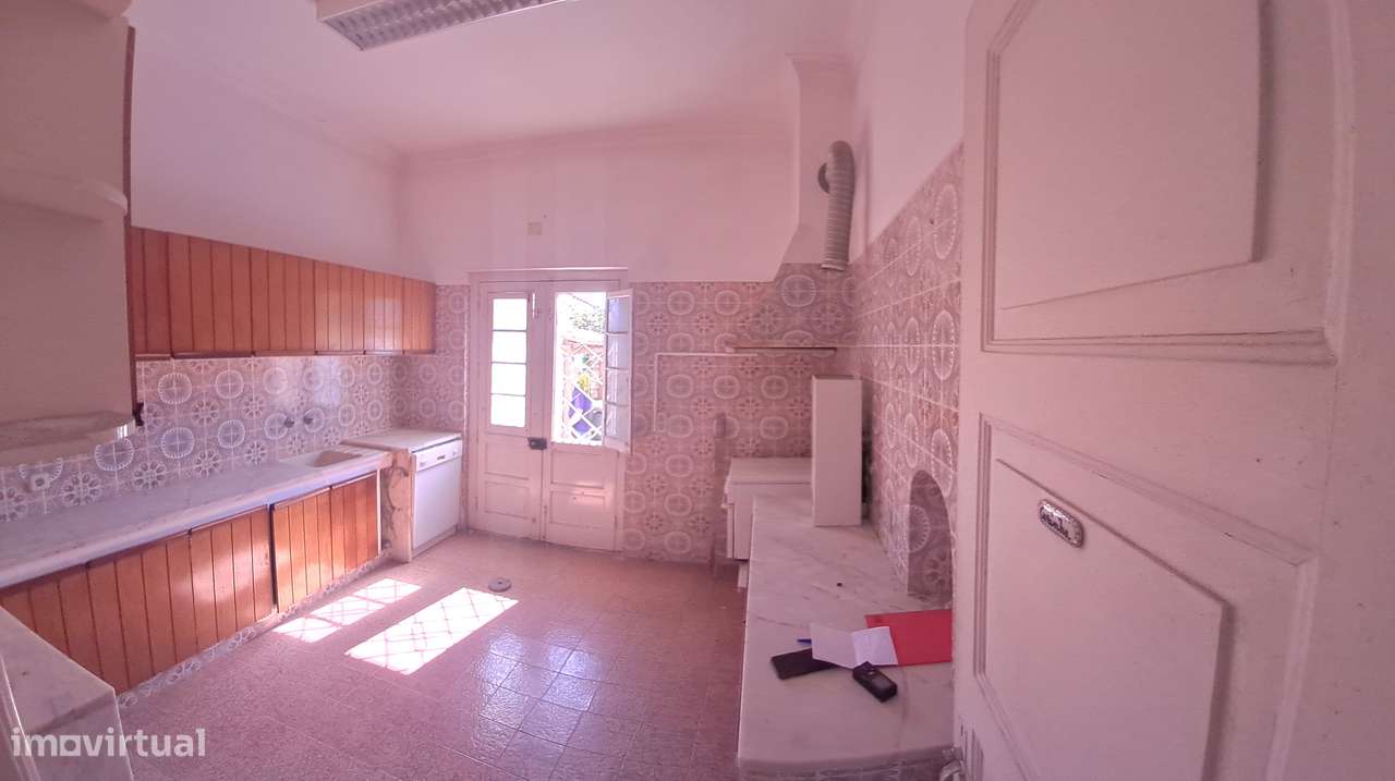 2 MORADIAS Independentes T6 e T1 com , Garagem, Jardim, Terreno ,Adega-4