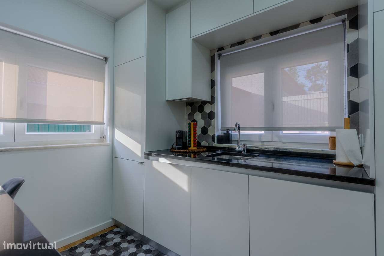 APARTAMENTO T2 remodelado impecável com terraço!-12