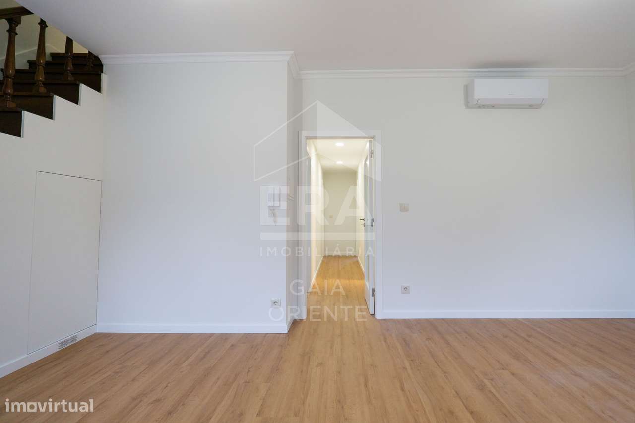 Moradia T3 Renovada junto à A1 nos Carvalhos-8