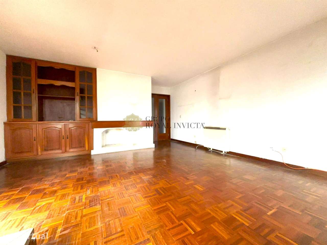 Apartamento T3  com Box Fechada e Varanda junto ao metro -  Senhora da-7