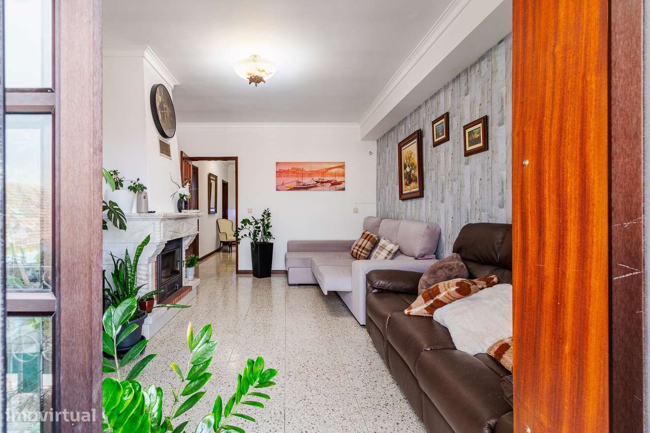 T3 de Excelência com T0 Independente, Garagem Fechada e 3 Lugares de E-11