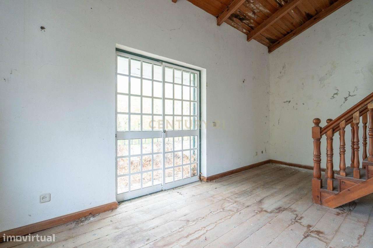 Moradia de dois pisos de tipologia T4 com terreno-32