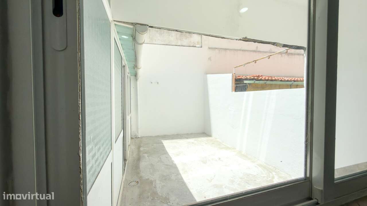 T2+1 renovado com área exterior no Feijó-11