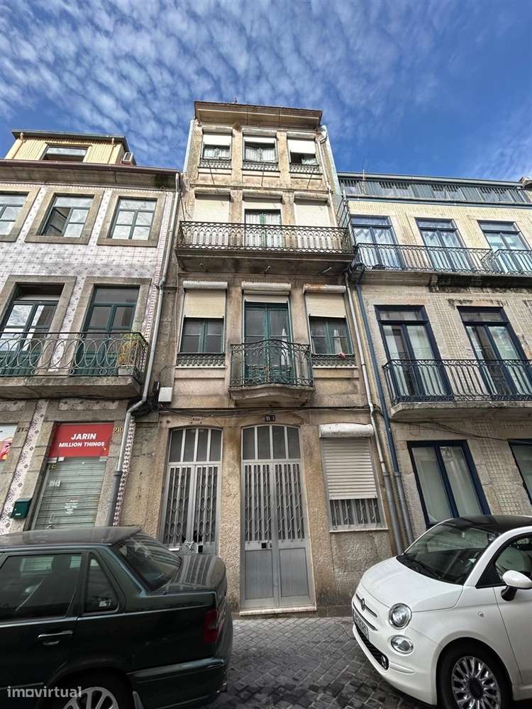 Prédio para Reabilitar na Baixa do Porto junto à Universidade Lusófona - Grande imagem: 1/24