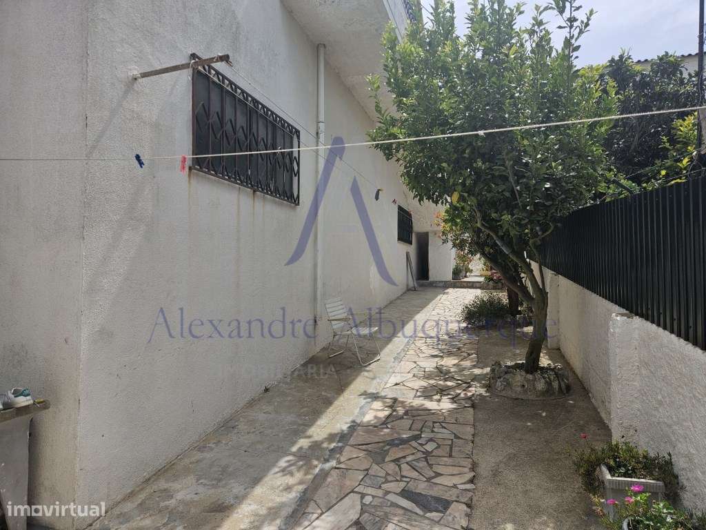 Moradia com anexo e espaço comercial.-36