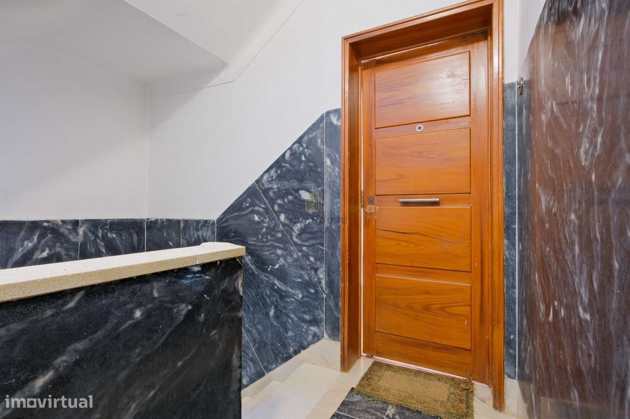 Apartamento T2 para remodelar no centro de Paço de Arcos-23