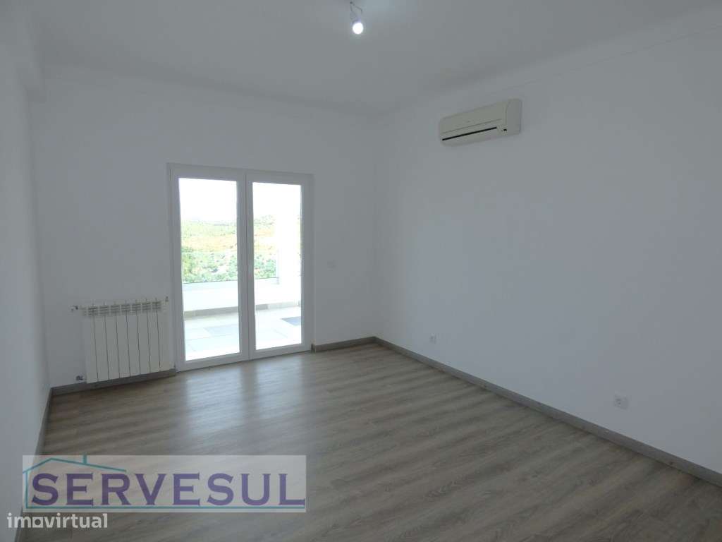 Espaçosa moradia de 2 pisos composta por 4 quartos com piscina e vi...-19