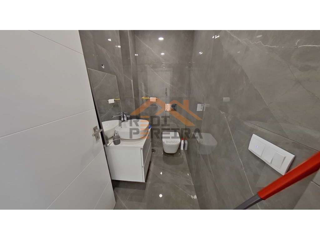 Moradia T3, situada no Casal da Silveira, em Famões-18