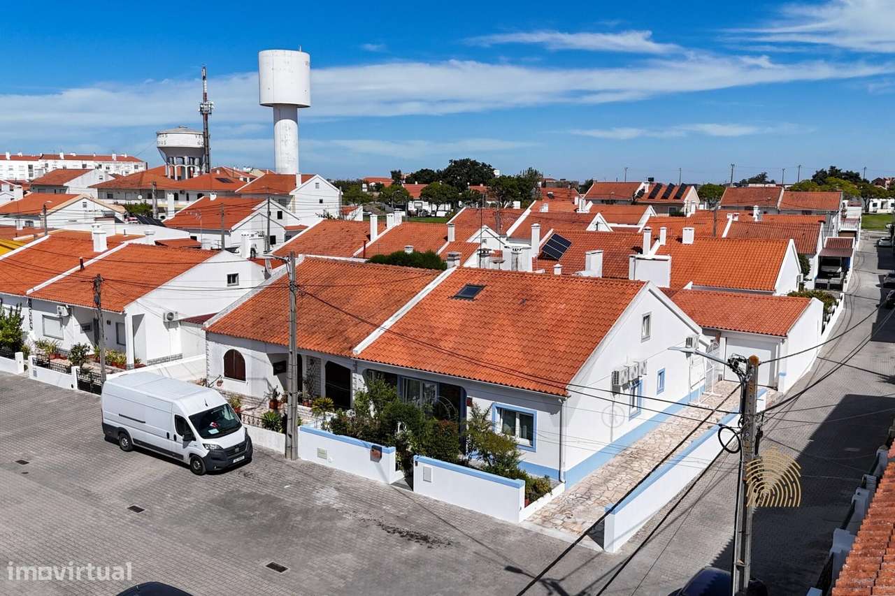 Moradia T4 remodelada com jardim, terraço e garagem | Vendas Novas-0