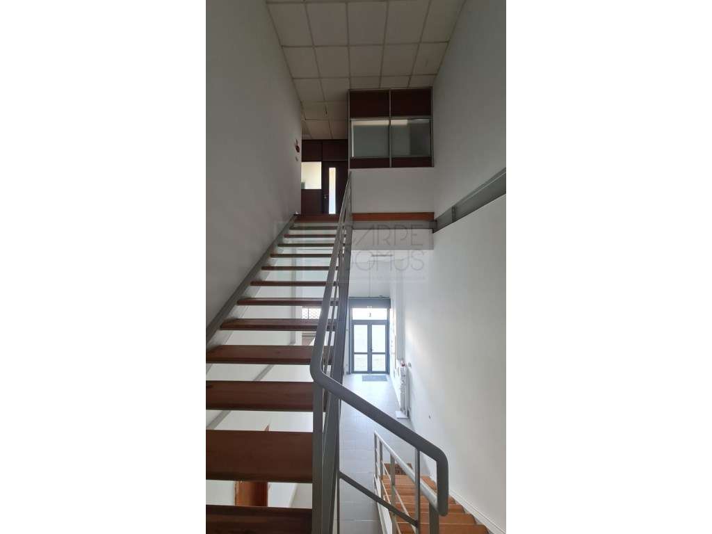 Amplo Armazém com escritórios na Nacional 10, Alverca do Ribatejo-22