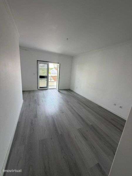 Arrendo excelente Moradia, T-4 no Alto do Índio, Sobreda - Grande imagem: 5/12