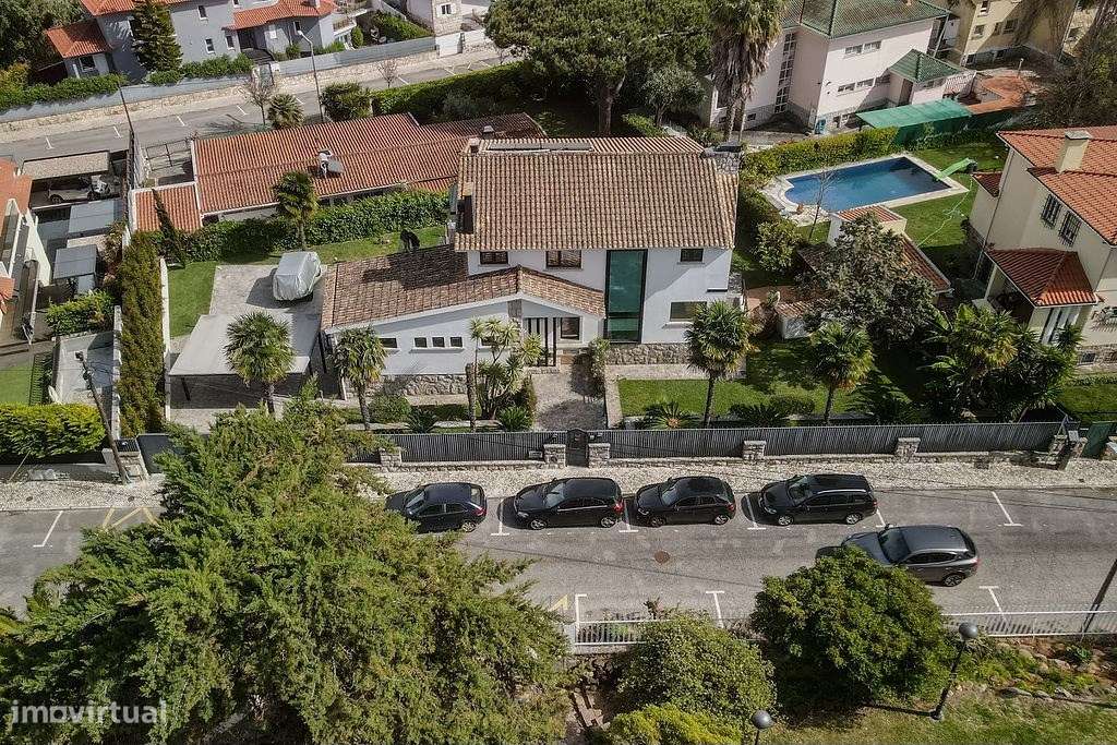 Moradia Elegante em Cascais com Jardim, Piscina e Áreas Amplas, para a - Grande imagem: 1/45