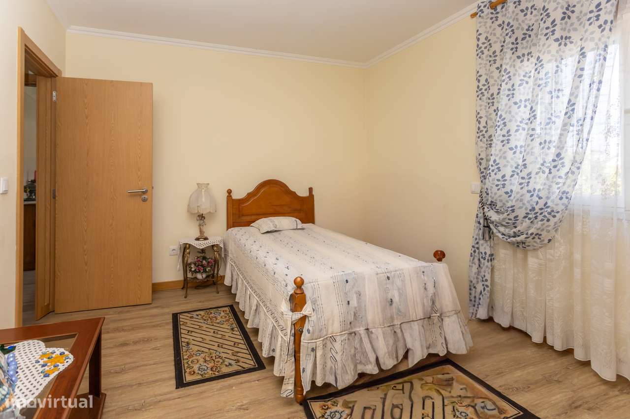 Andar de moradia T3 com terraço e cave muito espaçosa-19