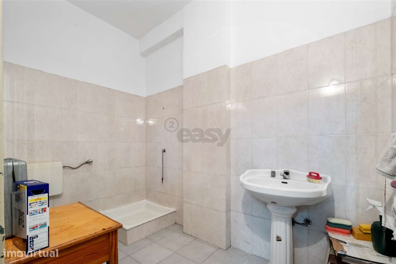 Armazém/Estacionamento Fechado – 155 m² – Tapada das Mercês-5