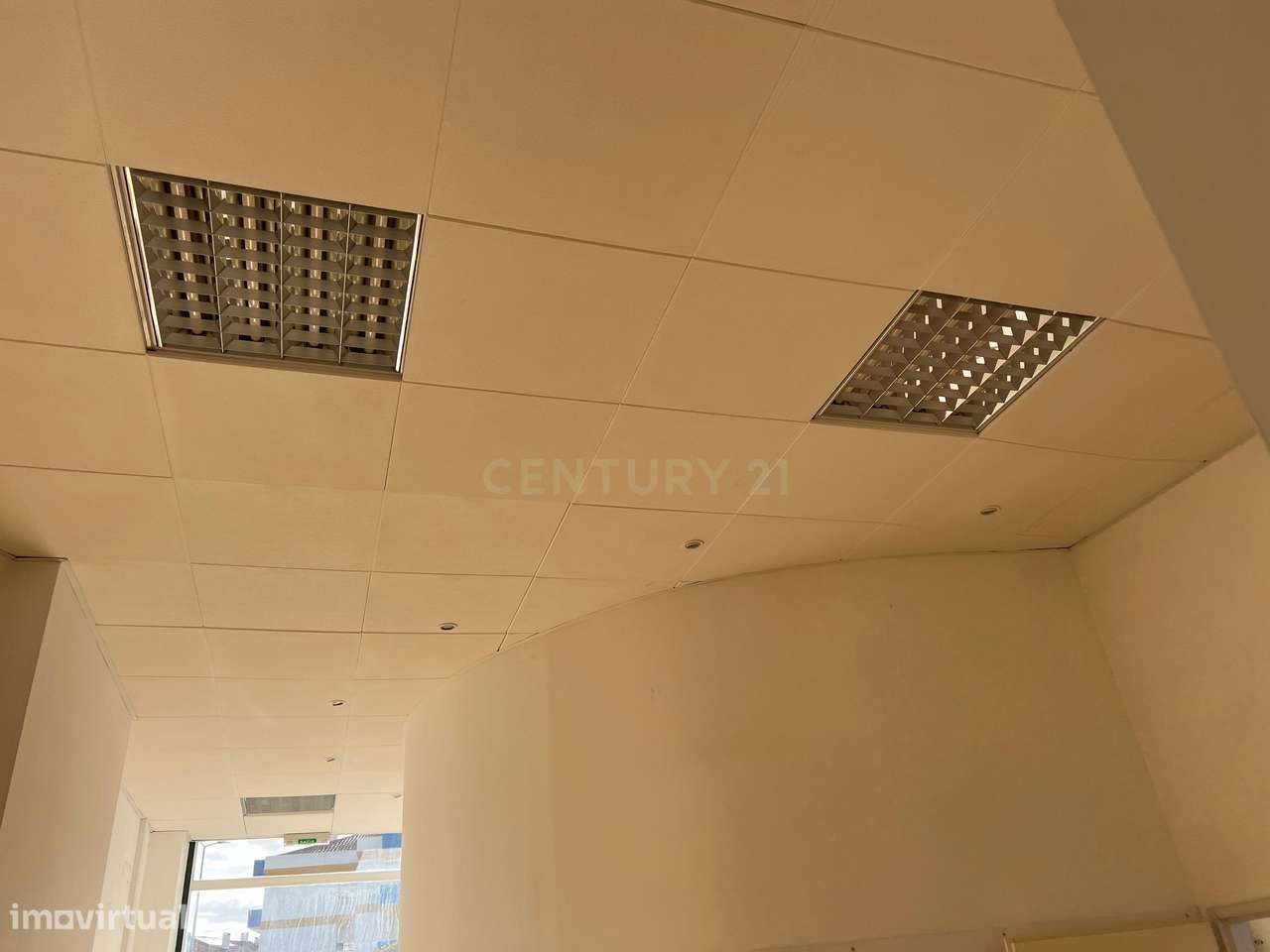 Espaço Comercial Ideal para Diversos Negócios em Santarém - Grande imagem: 2/17