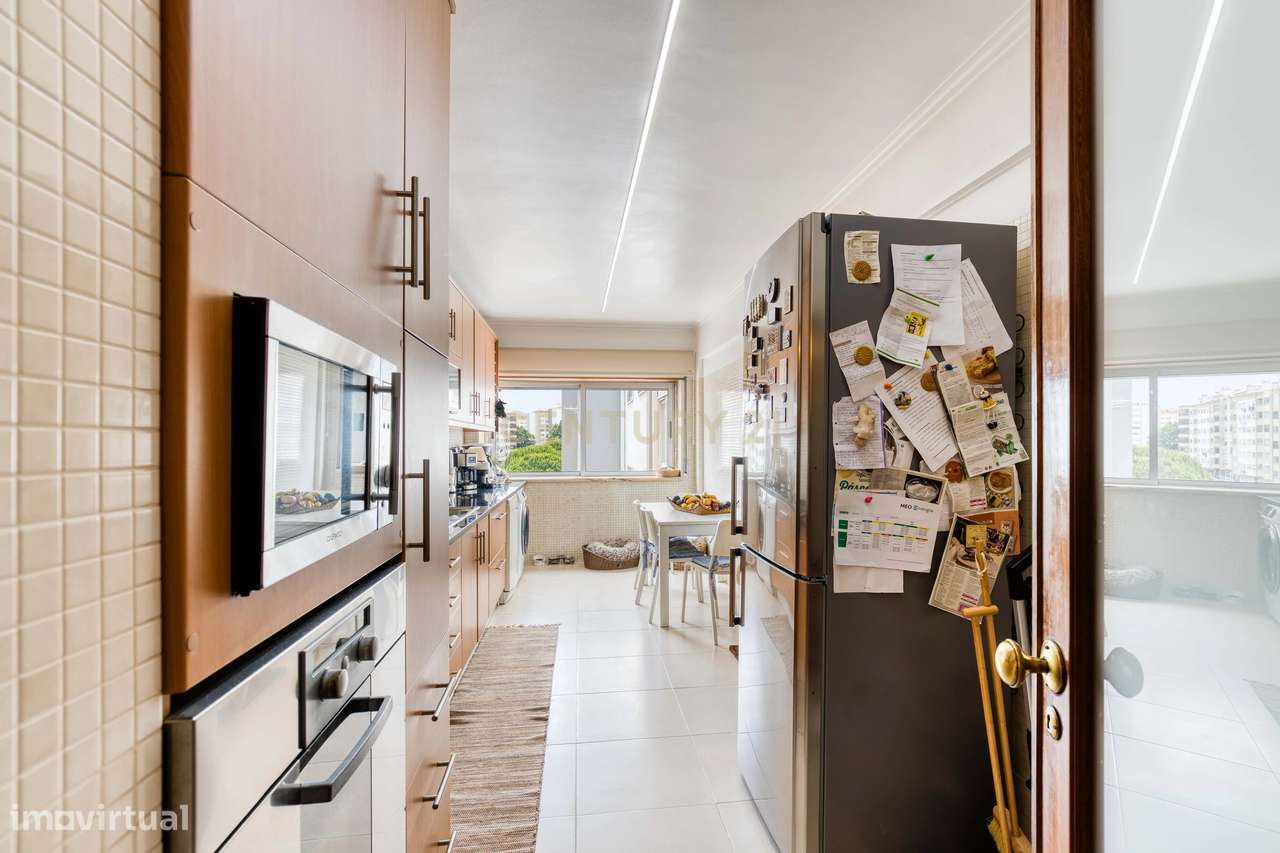 Apartamento 5 Assoalhadas Renovado em Sintra com Luz Natural e Elevado - Grande imagem: 4/46