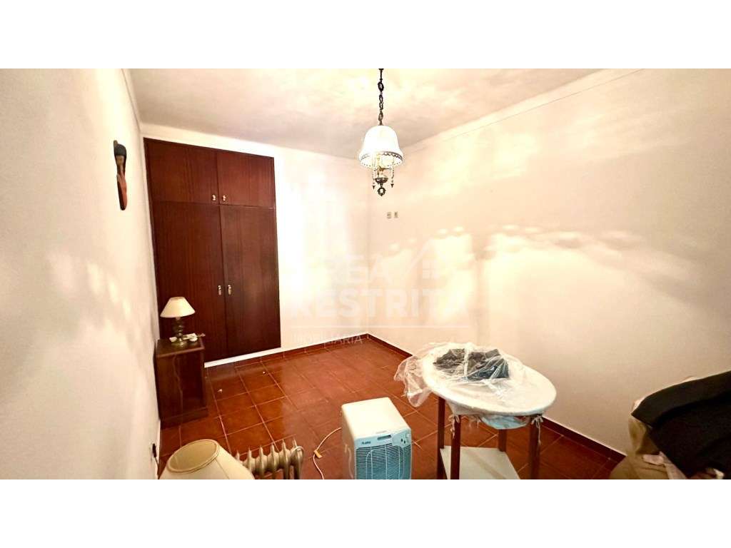 Moradia T3 em Banda - Churrasqueira, anexo e potencial para piscina...-14