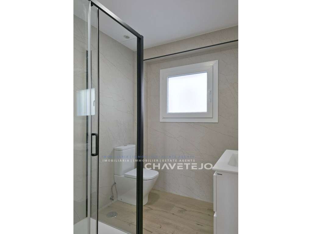 Moradia T4 Moderna c/ Garagem, estilo e Conforto a um Passo de Tomar-14