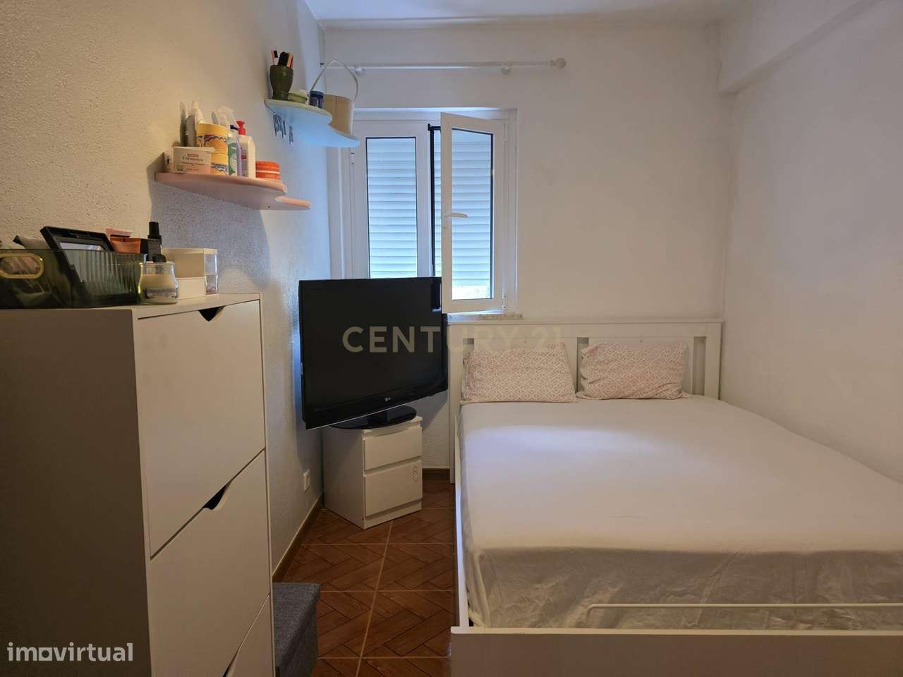 Apartamento T3 em Monte Abraão com bons acessos e proximidade a Lisboa-16