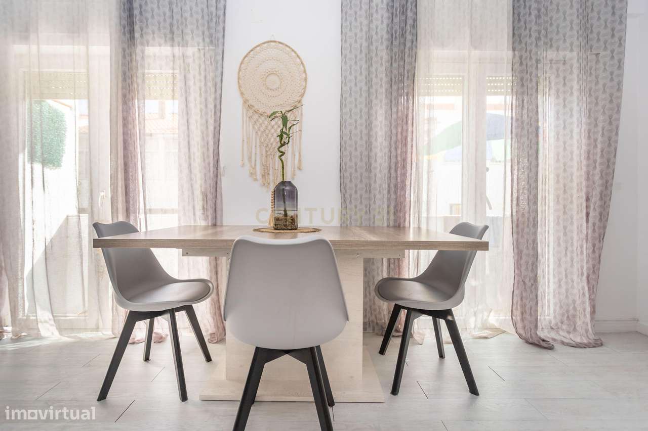 Andar de Moradia T2 em Corroios – Garagem e Logradouro - Grande imagem: 2/27