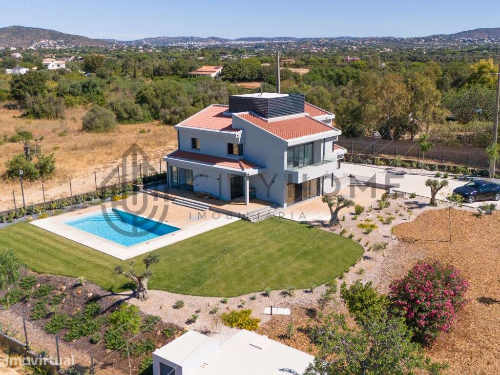 Moradia T5 +2 isolada com vistas panorâmicas em Fonte Santa- Quarteira - Grande imagem: 2/27