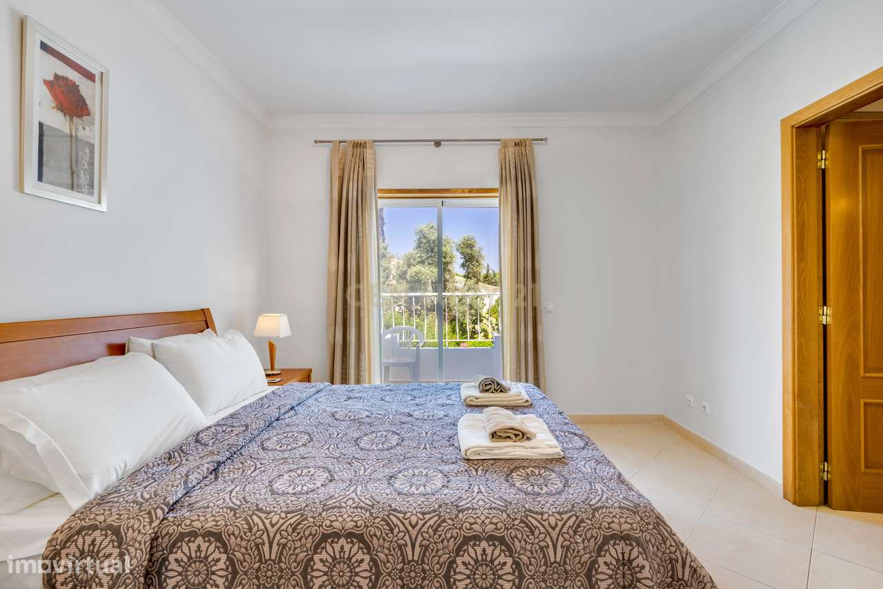 Espaçoso Apartamento T3 no Último Piso com Vista para as Piscinas no O-12